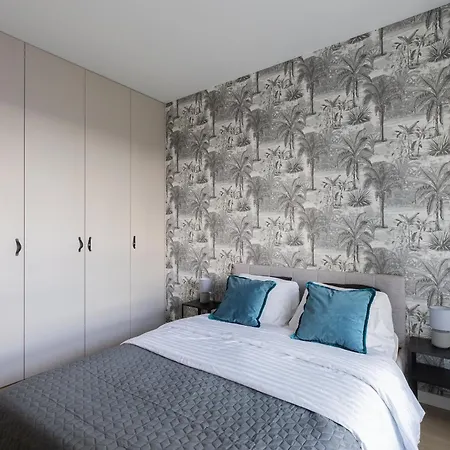 Glow Apartments, Doki&montownia *