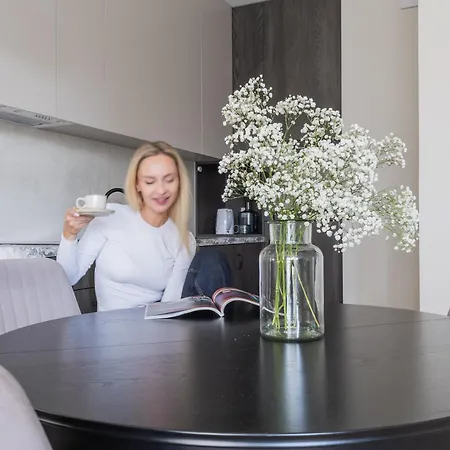 Glow Apartments, Doki&montownia *