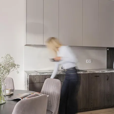 Glow Apartments, Doki & Montownia