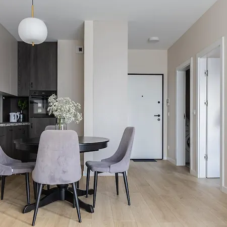 Glow Apartments, Doki & Montownia