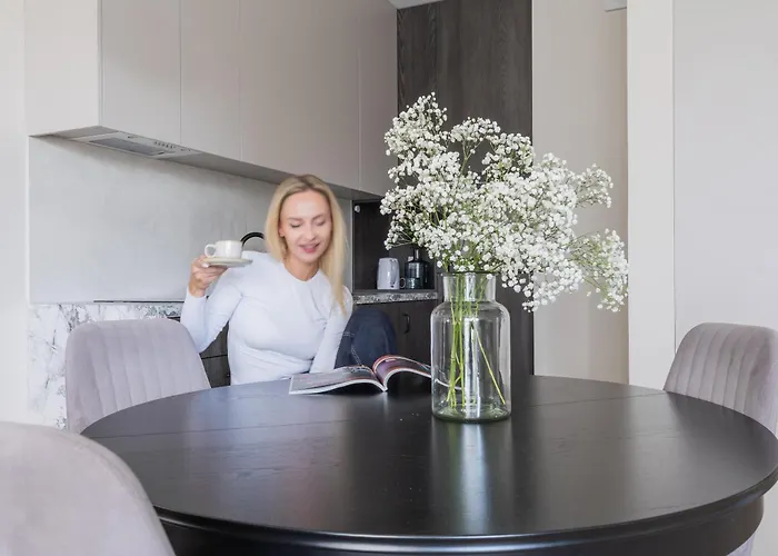 Glow Apartments, Doki & Montownia *