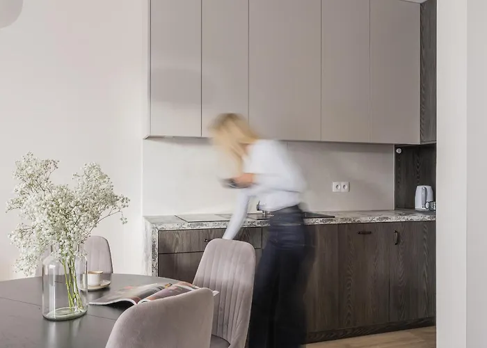 Glow Apartments, Doki & Montownia