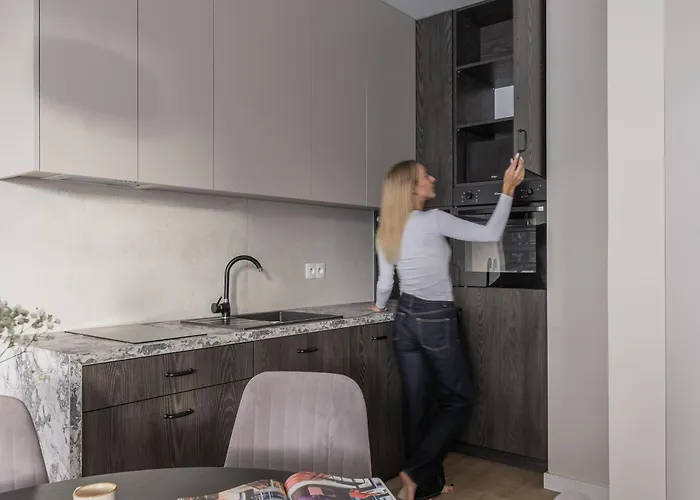 Glow Apartments, Doki & Montownia