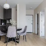Glow Apartments, Doki & Montownia